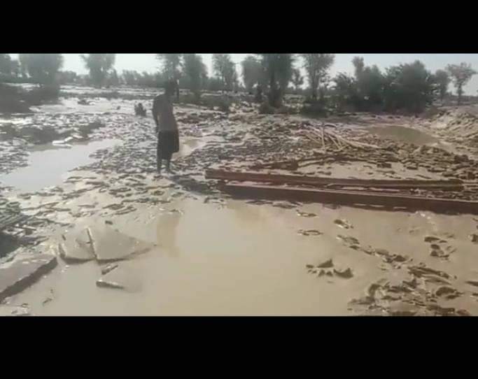 dmbrohi7's tweet photo. بڑی محنت کرکے خون پسینہ ایک کرکے ایک بچوں کے لئے گھر بنایا ایک ئی پل میں سیلاب نے تباھی مچادی اور یوں میری برسوں کی محنت مٹی کا ڈھیر بن گئی
@SAFoundationN 
@OfficialDGISPR 
#KachoNeedsHelp https://t.co/sgQcx3W6Rf