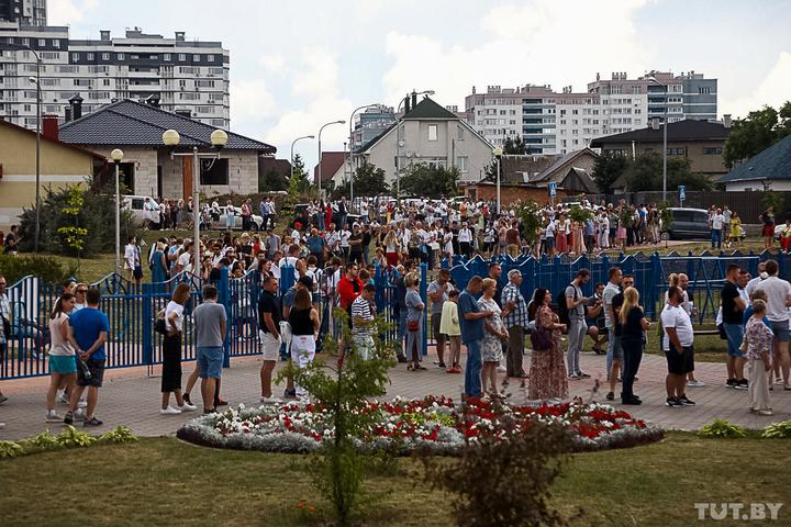 Очереди беларусь. Выборы в Белоруссии очереди. Очередь на участок Минск. Очереди на участках. Очередь на землю.