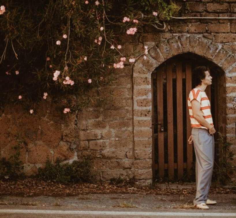 harrymoonchild's tweet photo. Harry truly looks like he walked straight out of a romcom. He is the main character. https://t.co/Tc25R1E3ap