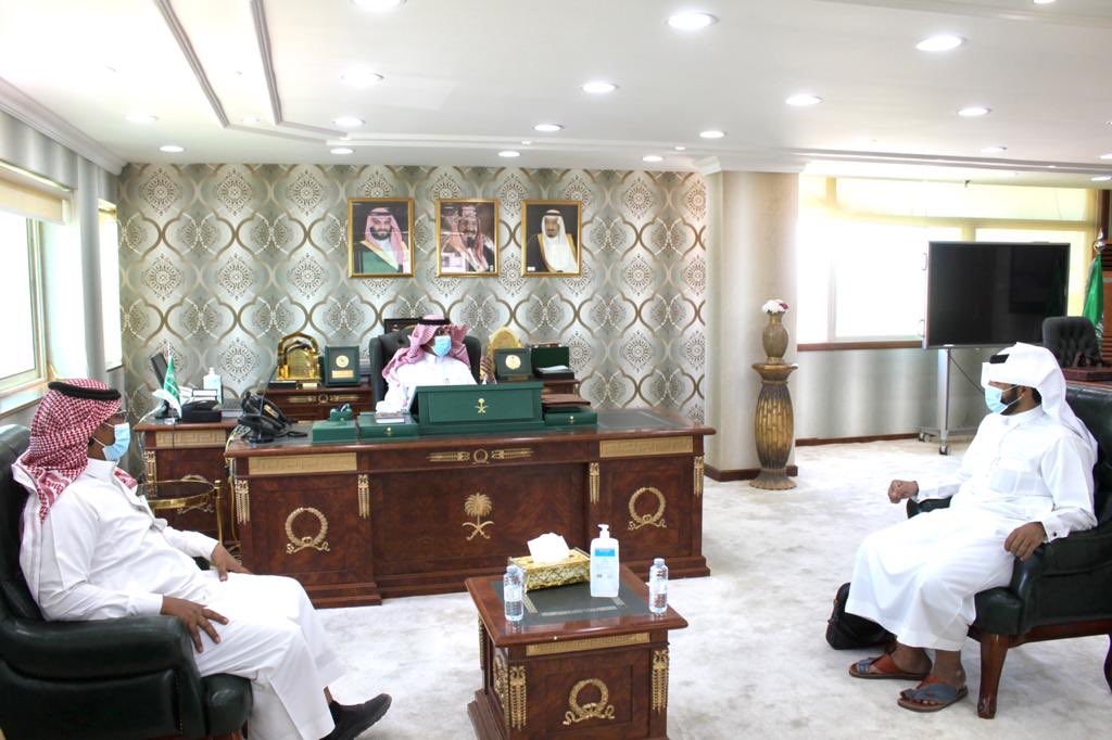 moe_tbk's tweet photo. التقى المدير العام للتعليم بمنطقة تبوك بالمدير التنفيذي للمشاريع العاجلة
بشركة تطوير المباني وتناول اللقاء المشاريع التعليمية في المنطقة ومراحل تنفيذها وأبرز الصعوبات والتحديات. https://t.co/Ok8X9o9Z3l