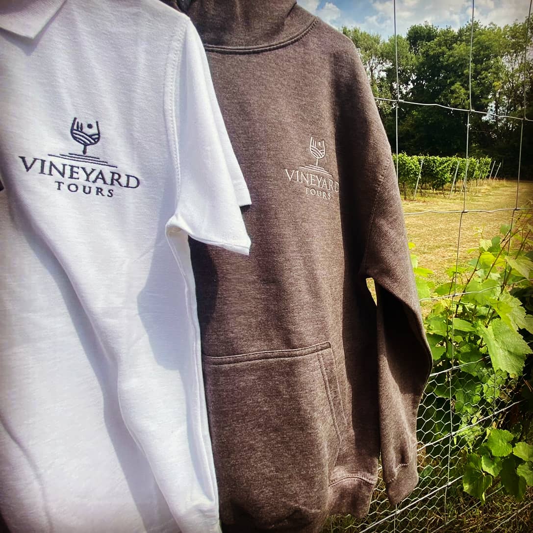 Edgebound's tweet image. You can never beat a bit of Stash! English Vineyard gave their newly branded uniforms their first outing this glourious weekend.
It's also great to see the website bookings flowing and tours selling out for the 3rd weekend in a row.
#englishvineyardtours #brandedclothing