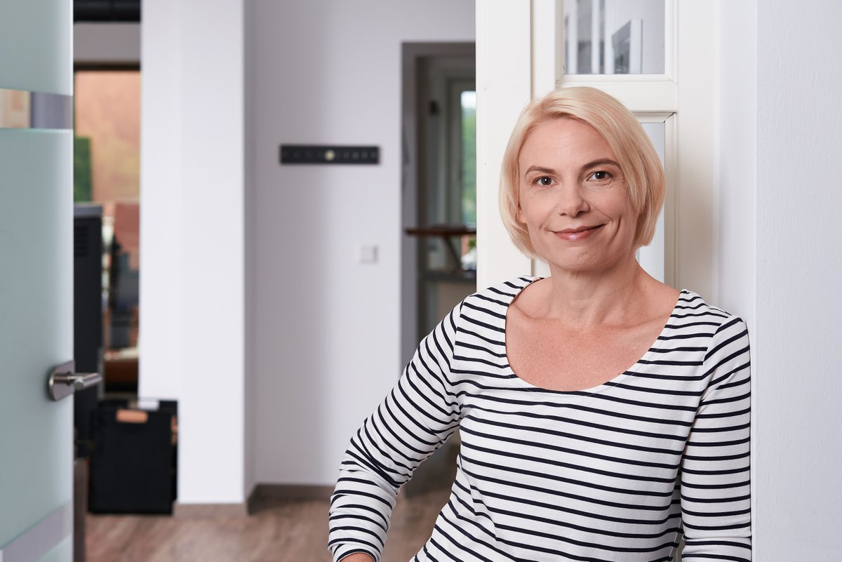 bjoernvilcens's tweet photo. Nach langer Pause mal wieder ein Post auf Twitter. Was man an Fotos im Homeoffice "zaubern" kann? Das seht ihr hier.
Heute habe ich eine kleine Auswahl von Fotos von Sonja von @BusinessCeleb für euch. Mehr dazu hier https://t.co/YJEtm35qRI https://t.co/HTqOrMxleA