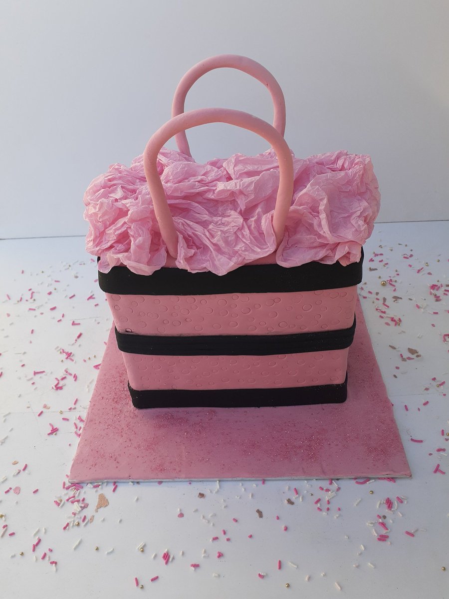 bakesbyndalo's tweet photo. #cakesmadewithlove #cakes 
#twitterbakealong #twitterbake 
 @Rob_C_Allen @thebakingnanna1
This weekend has been full of love for family. To my daughter on her 21st happy birthday @that_muntu https://t.co/VFHzvDqVeW