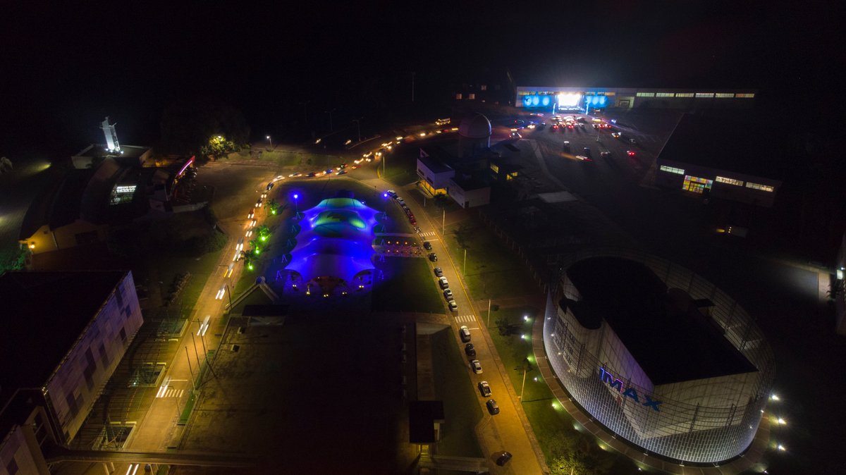 cngauto's tweet photo. 📸🎶 Así vivimos la primera noche de la experiencia del #AutoReci del Parque del Conocimiento
🎤🎸❤️ Música, bocinazos, emociones, talento en el escenario y la esperanza abierta de retomar actividades culturales de éste tipo cumpliendo los protocolos COVID-19. https://t.co/s8852eezJn
