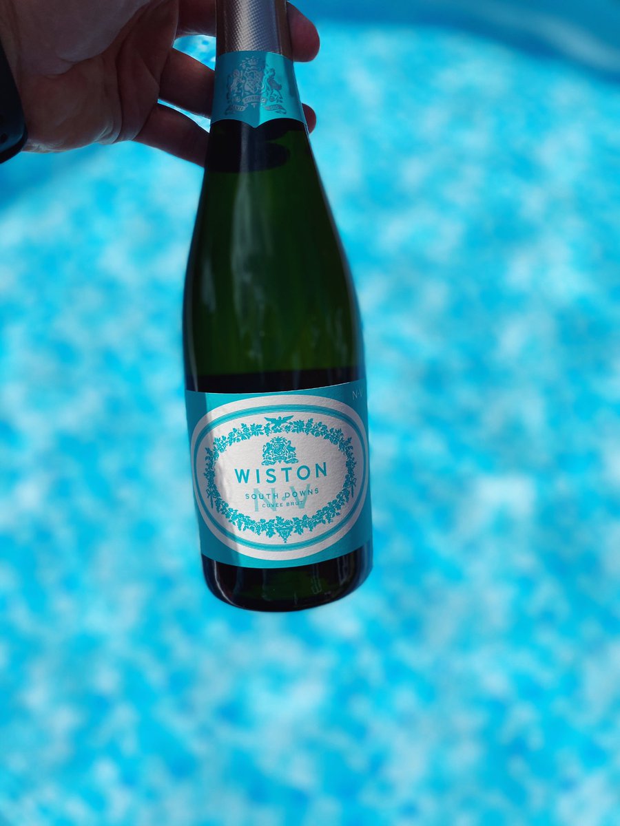 thebritishwine's tweet photo. Sparkling Sunday ☀️😎 perfectly chilled English Sparkling Wine by the pool 👌 

Wiston Estate’s Brut NV is a refreshing &amp; elegant balance of fruit and toasty notes 🥂 

https://t.co/28FrGEerQe

#englishwine #wine #summer #englishsparklingwine #thebritishwinecellar https://t.co/XGlFpJ2dtI
