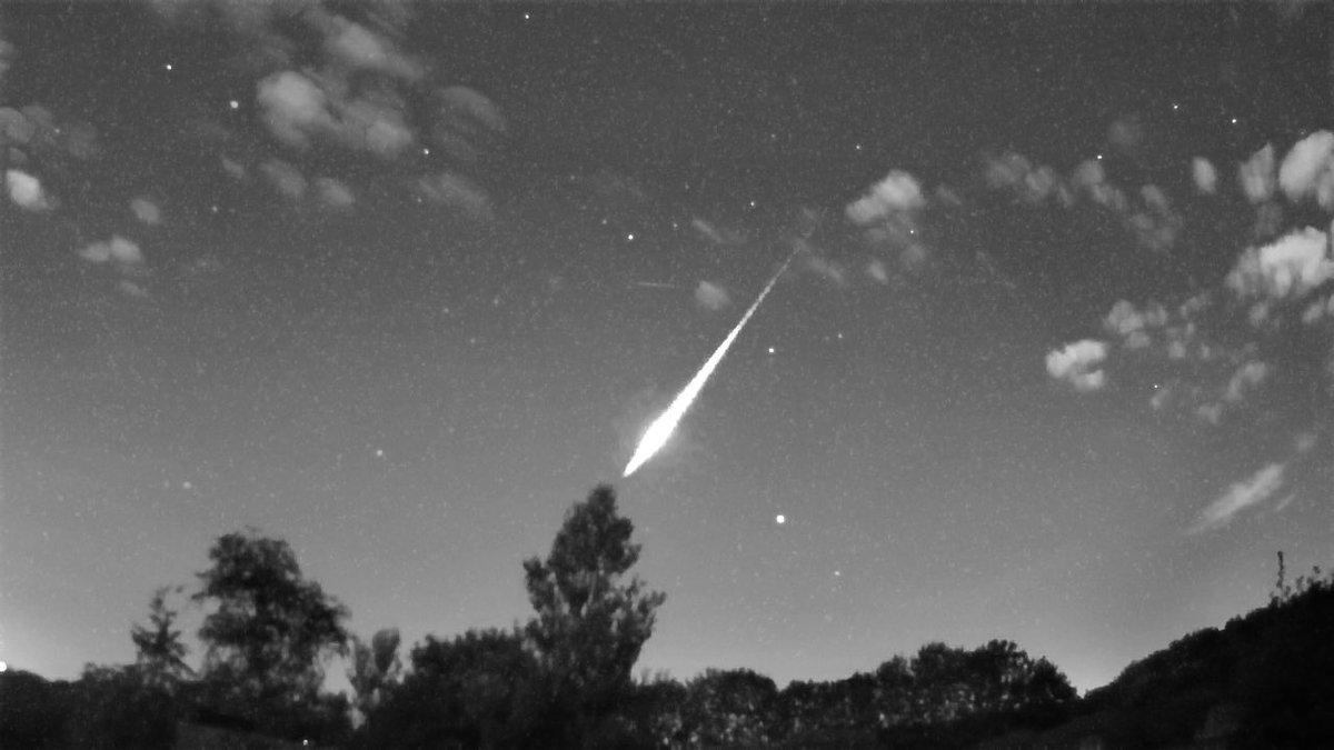 sam_green93's tweet image. Nice & clear last night @DIASDunsink as we head into the peak of the #perseids in a couple of days! A few really nice meteors captured on our @Raspberry_Pi meteor camera. @astroshot @nemetodemeteor @jm_astro @meteordoc @DIAS_Dublin