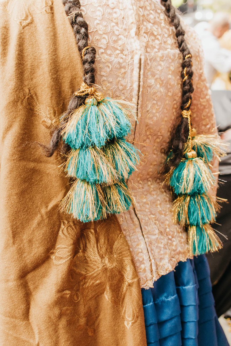 Tullmas hiladas de lana, accesorio usado por las cholas🇧🇴🇵🇪 en las puntas de sus trenzas.
Se tiene la creencia que si son trenzadas al revés alejan las maldiciones y las envidias,cuando una mujer de pollera muere se le debe hacer (la trenza del alma) para rendir cuentas a Dios.❤️