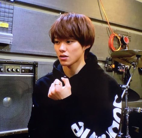 ___funkydayo's tweet photo. いつ見ても大橋くんの人差し指にシルバーリングは萌える🤦‍♀️🤦‍♀️💞💞23歳はリング5個付とかしちゃうのでは？？（混乱） https://t.co/z1SdTPuprw