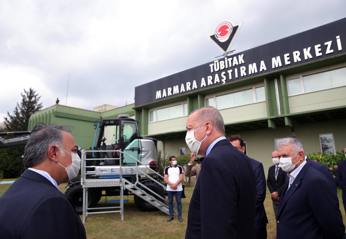Cumhurbaşkanımız Recep Tayyip Erdoğan, Gebze TÜBİTAK yerleşkesinde geliştirilen Hidromek Hicon 7W elektrikli yerli ekskavatörü inceledi.