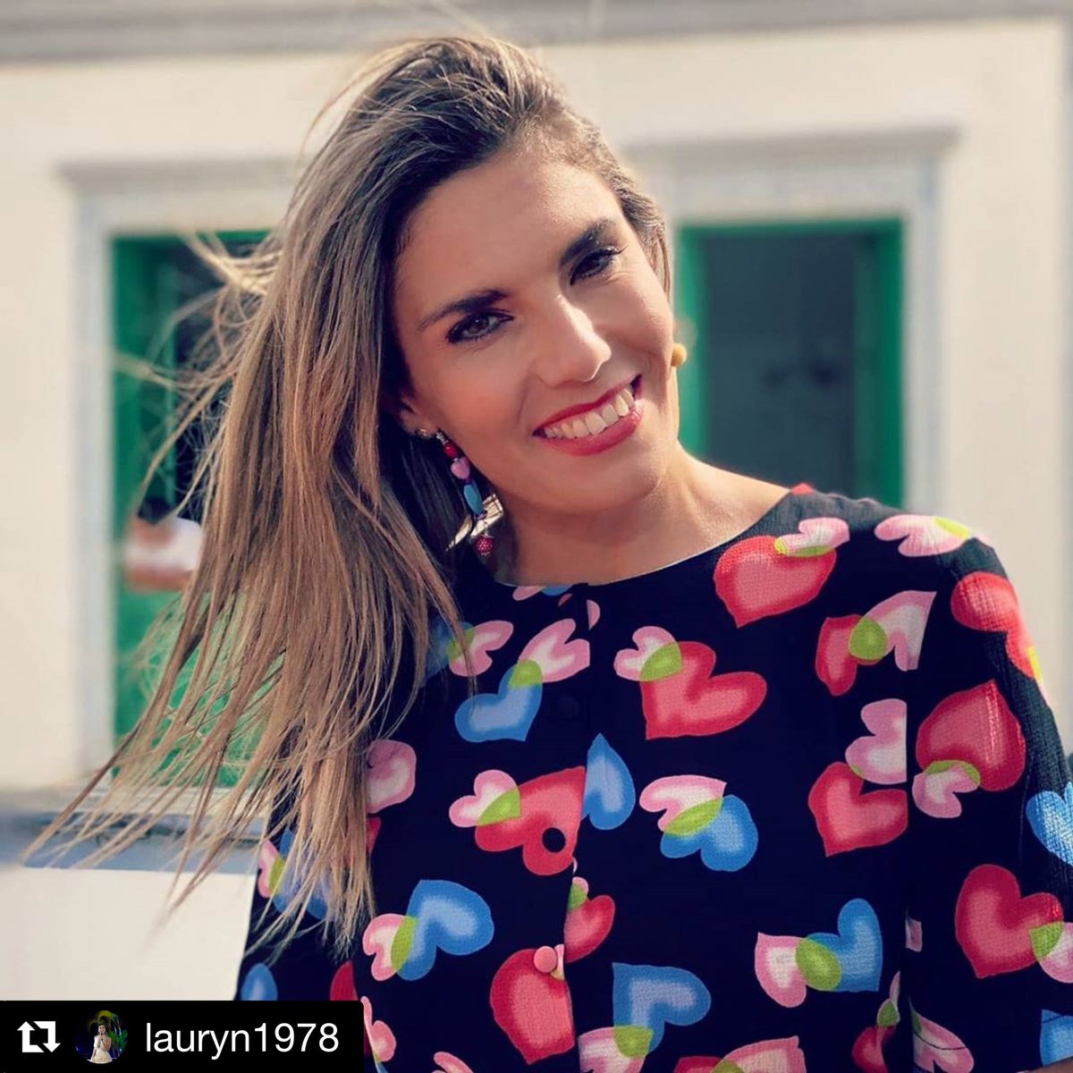 roselinde_'s tweet photo. La semana pasada la presentadora @Lauryn1978 lució un look muy divertido complementado por unos pendientes #Roselinde diseñados para la ocasión 💗 en el programa #VivaCanarias en @RTVCes ¡Guapa! 😍
#DesignForMe #presentadorasquemolan #FelizDomingoATodos https://t.co/XpGPKQfIVW