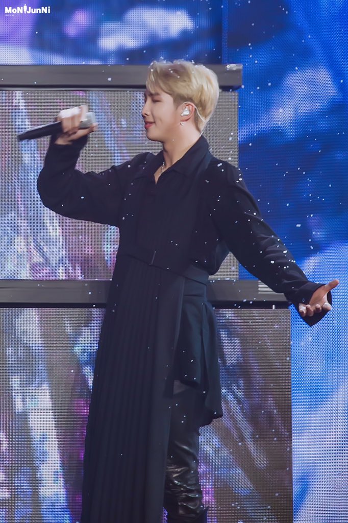 MoNiJunNi's tweet photo. 🖤🦢

#방탄소년단  #BTS  #김남준 #RM #NAMJOON @BTS_twt https://t.co/4phXpwAFkT