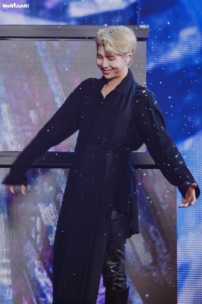 MoNiJunNi's tweet photo. 🖤🦢

#방탄소년단  #BTS  #김남준 #RM #NAMJOON @BTS_twt https://t.co/4phXpwAFkT