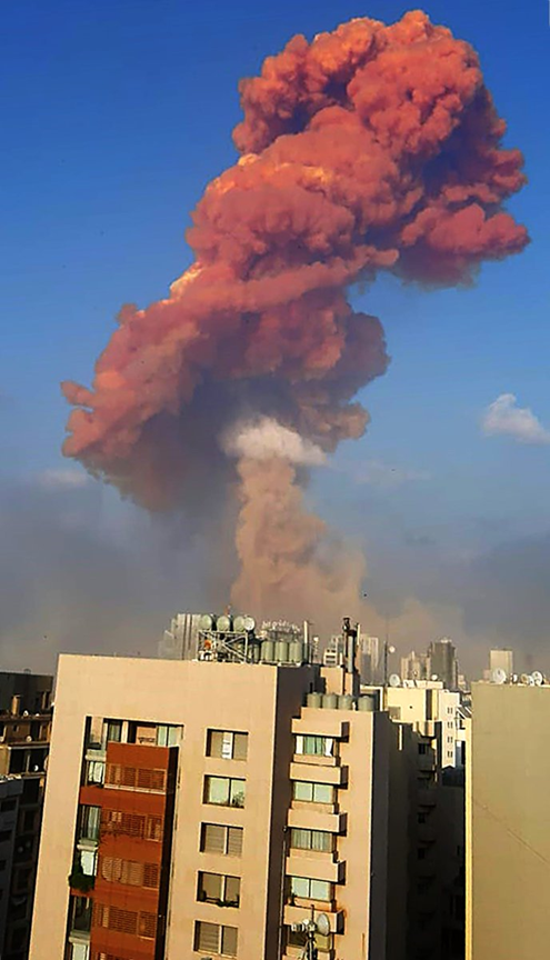 7)“And then the ammonium nitrate, when it detonates, generates an unmistakable yellow cloud,” Coppe explains.In the Beirut blast, we clearly witnessed a brick orange/dark red cloud.