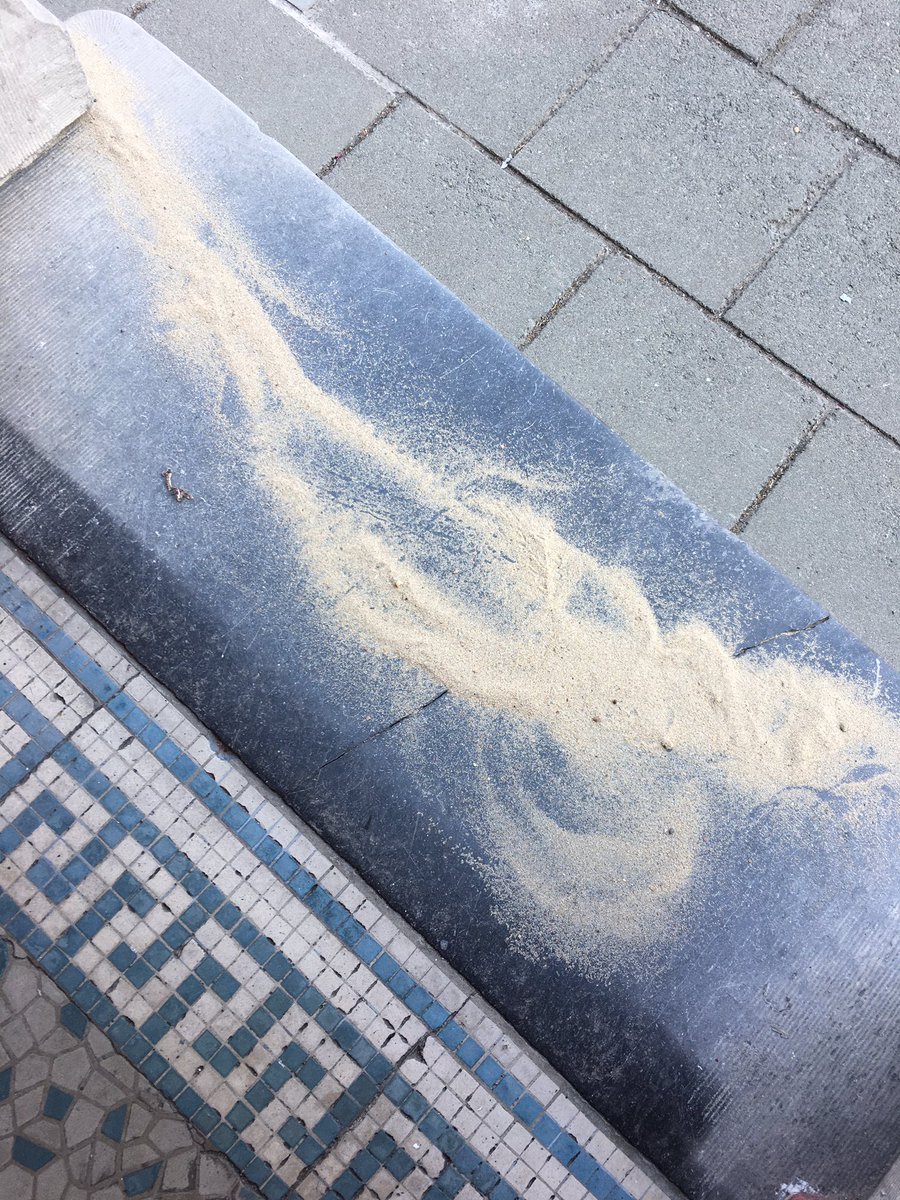 Rossignola's tweet photo. Nog iemand zand voor de deur in #Tielt? @StadTielt @pzregiotielt #checkingwiethuisis 🤷🏼‍♀️ https://t.co/0trgR8z1Rp
