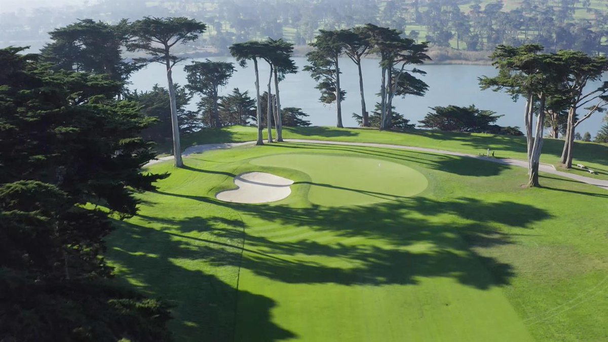 Mcomprender's tweet photo. Scenic views of Harding Park Golf Course, as well as
a view that includes the Golden Gate Bridge
#PGAChampionship2020
#TPCHardingPark
#GoldenGateBridge
#PJKoenig https://t.co/iJOkiS27Ab