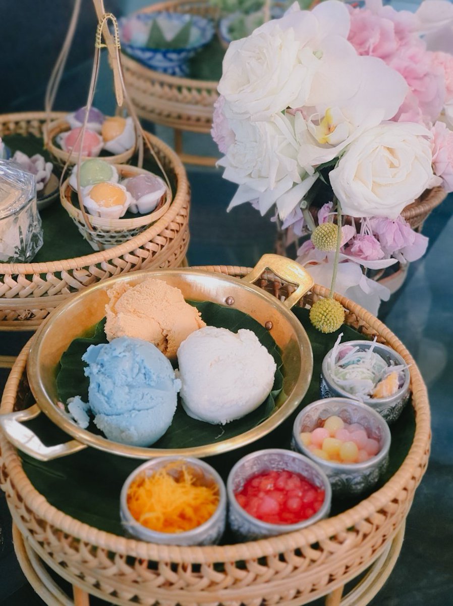 tripnapainai's tweet photo. ใครว่าขนมไทยโบราณต้องหวานจัด! ชวนมาชิมขนมไทยสูตรต้นตำรับ อร่อย ละมุน หวานน้อย ที่ร้าน📌หอมรัญจวน ชลบุรี 

ร้านสวย ขนมดีงาม จัดเสิร์ฟแบบอลังสุด มีทั้งขนมหายาก และเครื่องดื่มท็อปปิ้งแบบไทยๆ ต้องไปลอง! #อร่อยบอกต่อ

@aroii @ReviewCafe_TH @GinVVhan @Kin24hrs #คาเฟ่ขนมไทย #รีวิวคาเฟ่ https://t.co/ZH7OlwQ0Cj