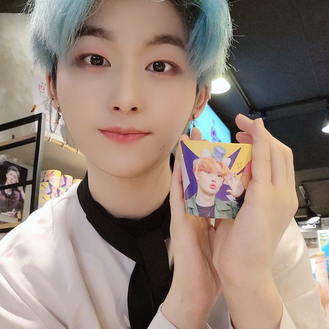  #F_Able Hojun posted a letter saying that he went to Mingi's birthday cafe event and took some picsHe also said he has Answer as his alarm songCr. eunoia_tz  @ATEEZofficial  #ATEEZ    #에이티즈   https://twitter.com/eunoia_tz/status/1292329130747281408?s=19