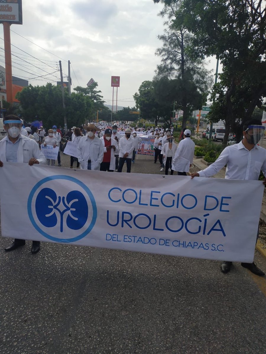 GabyCoutino's tweet photo. Inicia en #Chiapas marcha de #Médicos #Enfermeras y #TrabajadoresDeLaSalud contra #Criminalización del acto médico y por la libertad absoluta de #GerardoVicenteGrajalesYuca. Participa la comunidad de #TuxtlaGutiérrez #Tapachula y #Comitán. El #PalacioDeGobierno amanece con vallas https://t.co/3HyqcKHZn9