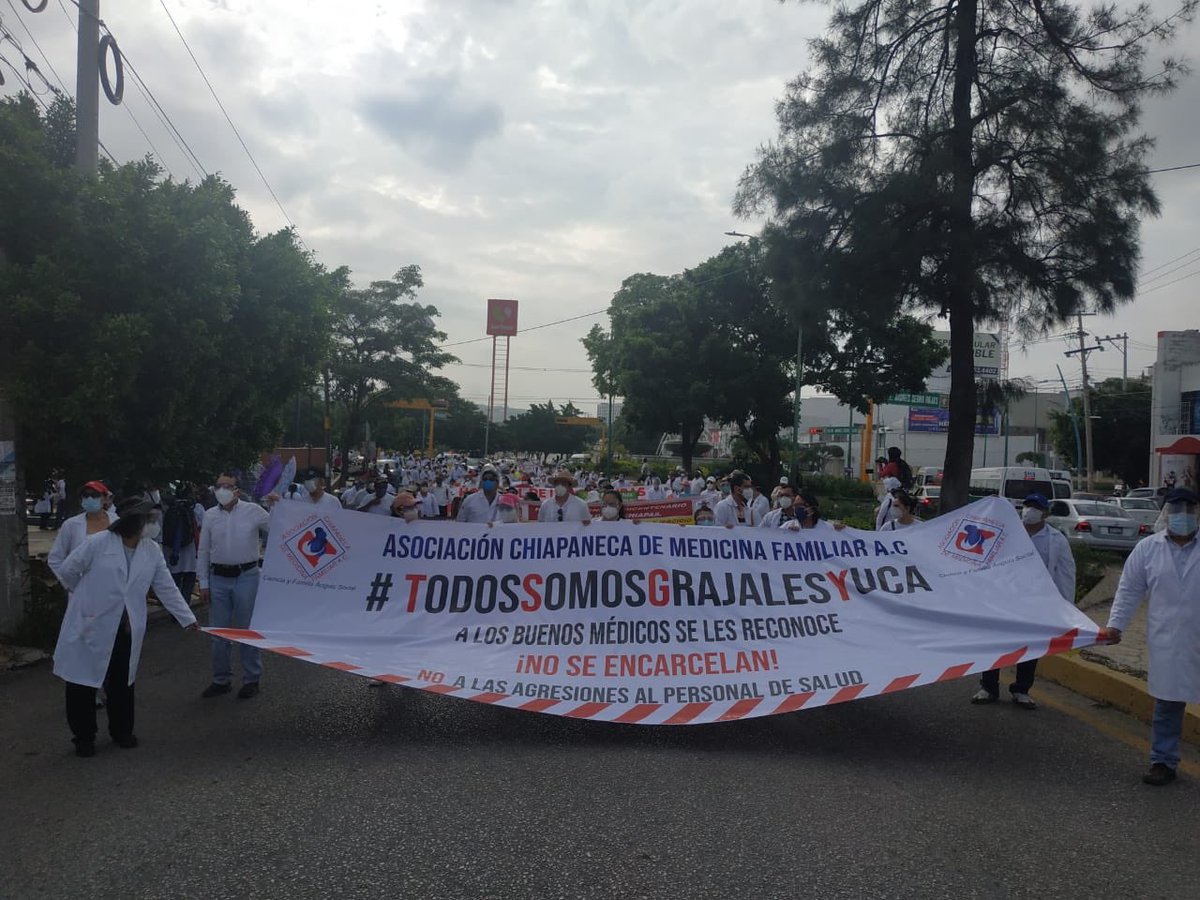 GabyCoutino's tweet photo. Inicia en #Chiapas marcha de #Médicos #Enfermeras y #TrabajadoresDeLaSalud contra #Criminalización del acto médico y por la libertad absoluta de #GerardoVicenteGrajalesYuca. Participa la comunidad de #TuxtlaGutiérrez #Tapachula y #Comitán. El #PalacioDeGobierno amanece con vallas https://t.co/3HyqcKHZn9
