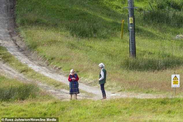 The_QVDS's tweet photo. THE QUEEN SPOTTED IN BALMORAL!!!!! Apparently at her side, one of her ladies, the Lady Susan. Possibly Edward, Sophie, Louise and James are also there. https://t.co/VpWsl1HQV9