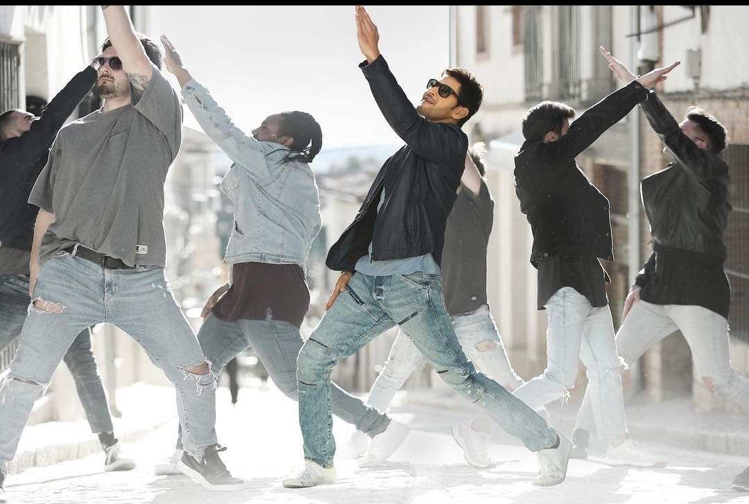 aakarsh_guntur's tweet photo. Happy birthday @urstrulyMahesh sir.. U r the reel and real hero for us... U r the inspiration for so many people... U r down to earth attitude and u r the A man with golden heart sir #HBDMaheshBabu #DHFMB #Dhfmtrend https://t.co/QxjBiXnf50