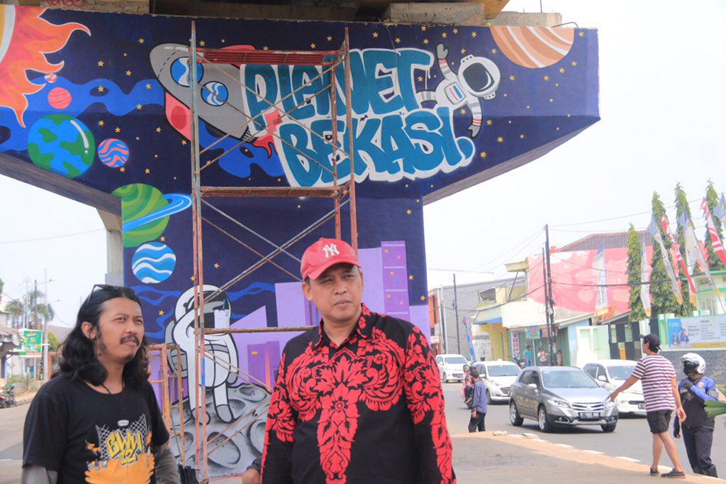 mas_triadhianto's tweet image. Setelah seminggu menunggu, akhirnya terlukis dua tiang dibawah fly over rawa panjang. Silahkan yang mau berswafoto.

Selanjutnya masih ada tiang-tiang lain yang akan digambar. Kalau kamu punya ide, boleh disampaikan. 

Terimakasih untuk mas @zarryhendrik untuk sumbangsih idenya.