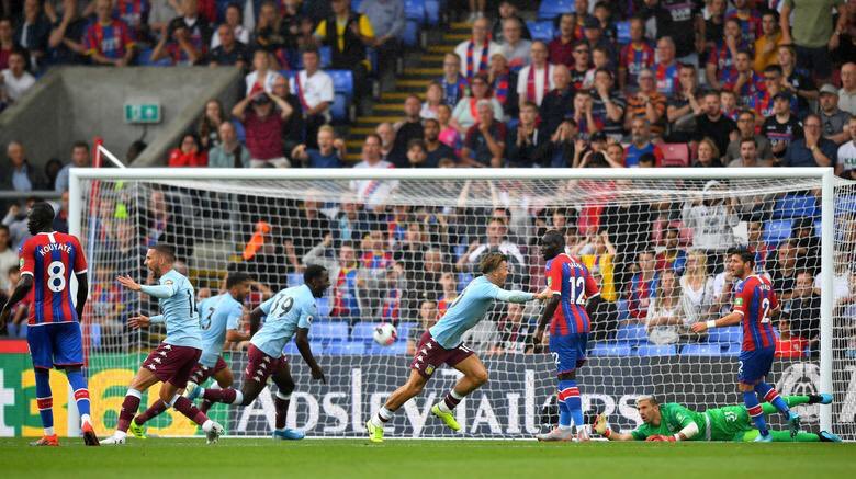 But refusé et carton jaune pour simulation décerné à Grealish, pourtant déjà debout au moment de la frappe. Villa perd 1-0.