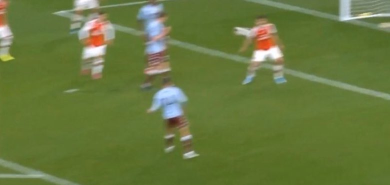 Mais la machine s’enraye et Villa recule. Au point de concéder l’égalisation (Chambers, 81e), puis le but du 3-2 (Aubameyang, 84e). Villa s’incline avec des regrets, malgré un penalty oublié en fin de match.