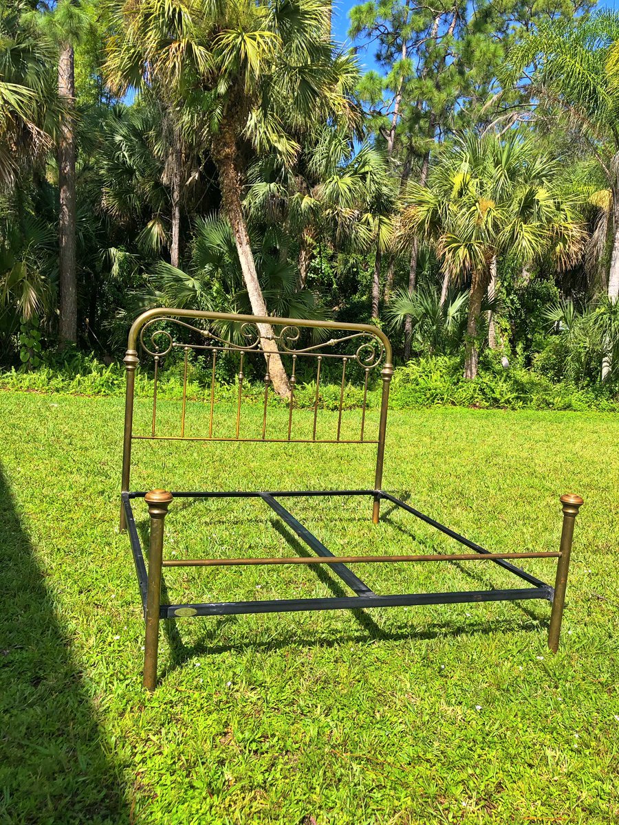 StrongVero's tweet photo. Brass Bed.  King Size in Vero Beach.  $350 
DM for details.#brassbed #VeroBeach https://t.co/FHK6nmZjWj