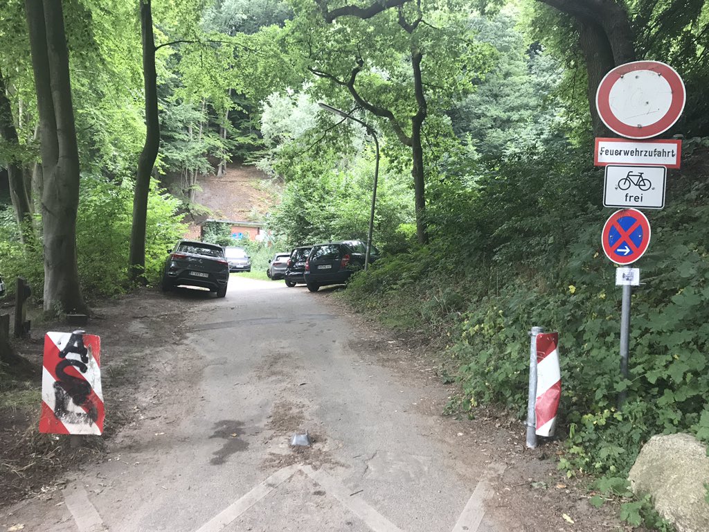 telefontuning's tweet photo. Gestern wurden die @FeuerwehrHH und die @DLRG #Hamburg bei der Rettung eines Menschen massiv von #Falschparkern behindert. Nach einem Aufruf an die Bevölkerung sieht es 24 Stunden später so aus: Kein #PlatzfürRetter. Was tun @PolizeiHamburg? https://t.co/AF0N4VRz84