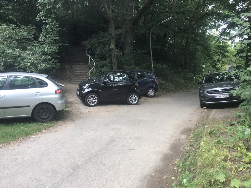 telefontuning's tweet photo. Gestern wurden die @FeuerwehrHH und die @DLRG #Hamburg bei der Rettung eines Menschen massiv von #Falschparkern behindert. Nach einem Aufruf an die Bevölkerung sieht es 24 Stunden später so aus: Kein #PlatzfürRetter. Was tun @PolizeiHamburg? https://t.co/AF0N4VRz84