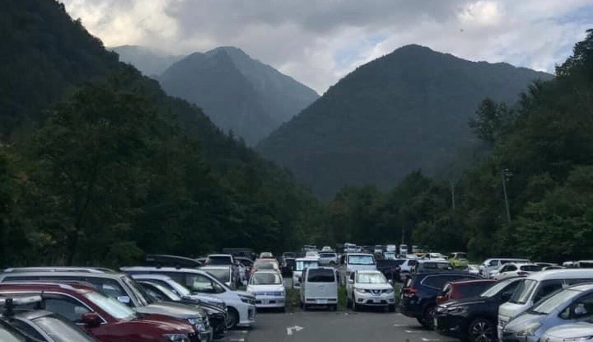 higakunoyu's tweet photo. 2020/08/10深夜0時30分現在、新穂高駐車場は満車でお入りする事はできません。沢山の車が往来していますが、有料ですがマップのP3 P4をご利用下さい。
新穂高駐車場の空きをお待ちの方が右往左往していますが、下山する登山者が午後に集中する為、午後になりませんと空きが出ません。 https://t.co/1zKVeDLj3m