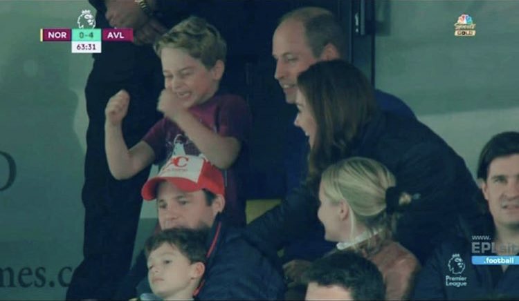 En tribunes, la famille royale apprécie le spectacle et le Prince William, supporter du club des West Midlands, jubile avec son fils George 