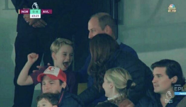 En tribunes, la famille royale apprécie le spectacle et le Prince William, supporter du club des West Midlands, jubile avec son fils George 