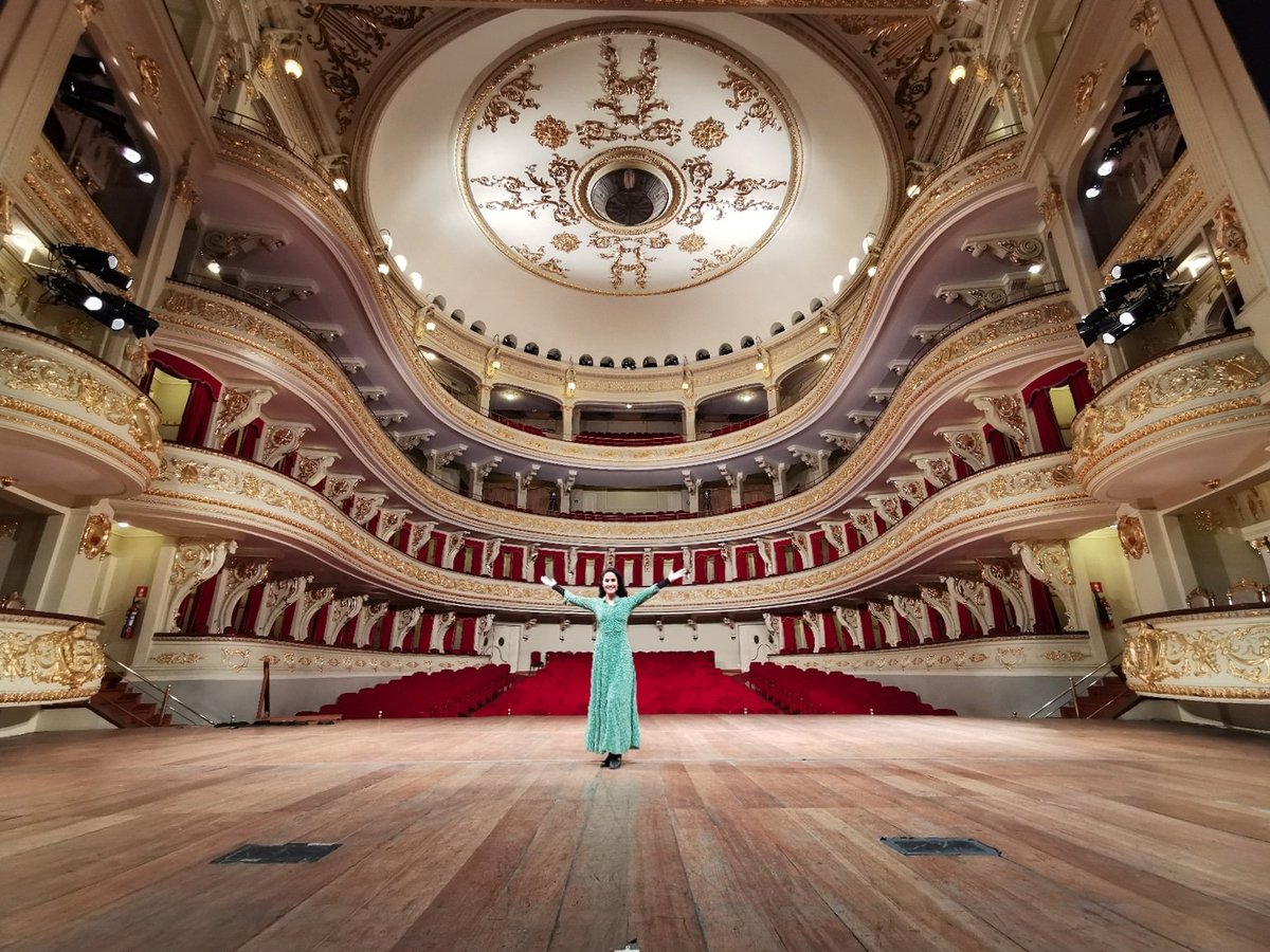Hace unos Días tuve el placer de realizar un Monólogo en el "Teatro Municipal de Lima" que cumple 100 años 👏🏼 acerquen la foto y miren mi cara de felicidad 😁, Lastimosamente sin Público 😢. Pero como nosotros no podemos vivir sin El Arte ❣️, hilo