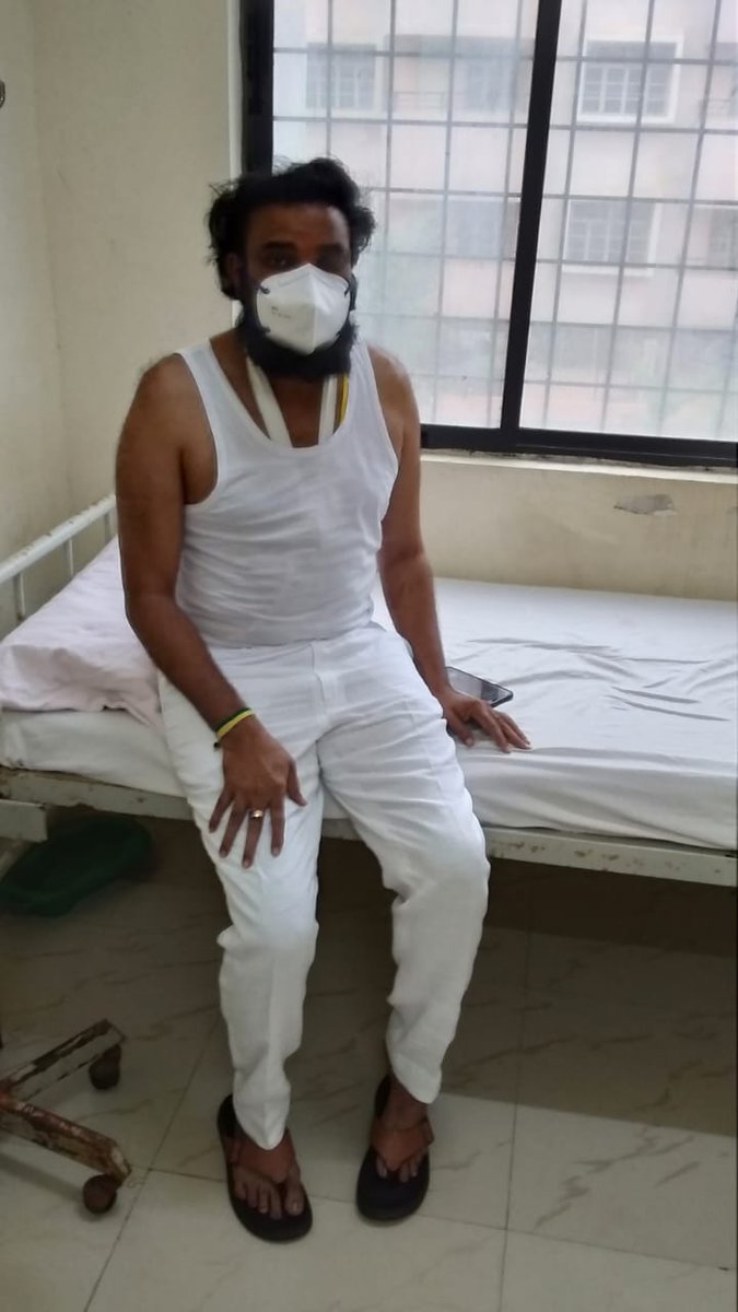 AshwiniMS_TNIE's tweet photo. Health minister @sriramulubjp who was tested covid positive today and admitted to govt hospital is taking food given by hospital authorities. No special treatment ! Appreciating Health minister for opting Govt hospital.

@santwana99
@XpressBengaluru
@NewIndianXpress 
@DHFWKA https://t.co/VlTaK0eLeM