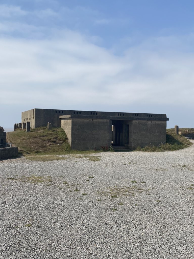 It was recommissioned as a coastal battery in 1940, during  #SWW, with 2 gun positions built to house old  #FWW naval 6” guns, as well as 2 searchlights. It fell under operations of 571st Coast Regt, RA.  #SWW  #WW2