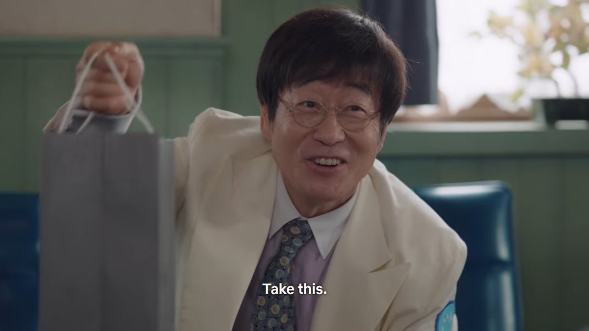kdramadump's tweet photo. just an appreciation tweet for director oh because he's one of the kindest and purest character in #itsokaytonotbeokay!! we also learned a lot of life lesson from him (it feels like we've been counseled for free) thank you director oh!! 🥺 

#ItsOkayToNotBeOkayEP16 https://t.co/wCm9pn6QPs