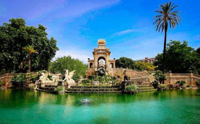 hi_octa's tweet photo. Parc de la Ciutadella is the greenest in Barcelona.🌳🌴It's big and grassy, with lots of space for running or picnicking. Or, rent a rowboat to paddle around the scenic little lake.🚣‍♀️ #barcelona #spain #visitspain #visitbarcelona #travel #parcdelaciutadella https://t.co/DiC303eEk5