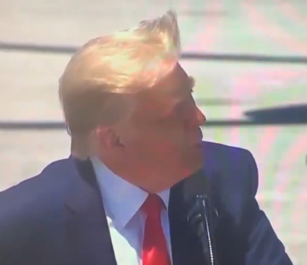 eestorrabbit's tweet image. Less than a dozen people at his #MicroRally #MicroHands
#TrumpTheMinusTouch 
If we elect him, there will be 
Hell Toupe'.  Ski Jump Hair!