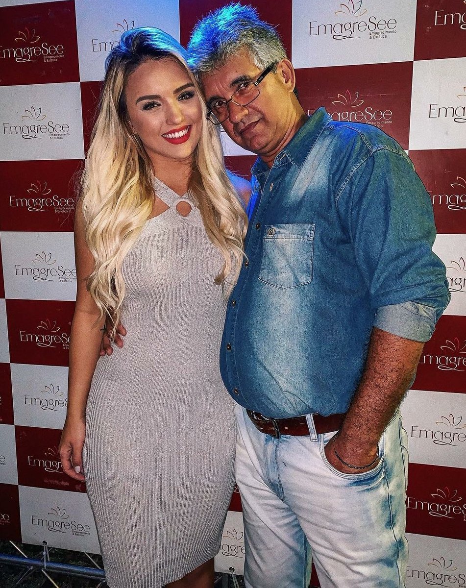 CentraldefasRK's tweet photo. Pai é sinônimo de amor, carinho,cuidado, companheirismo, amizade ❤ Ele é tudo isso e muito mais!! Abraça todas a escolhas da Rafa, cuida muito bem dela e ainda embarca em suas aventuras. 
Um feliz dia dos pais, para todos os papaaaais!! 
Vocês são 10 💙 #DiaDosPais https://t.co/MLuauIvkHa