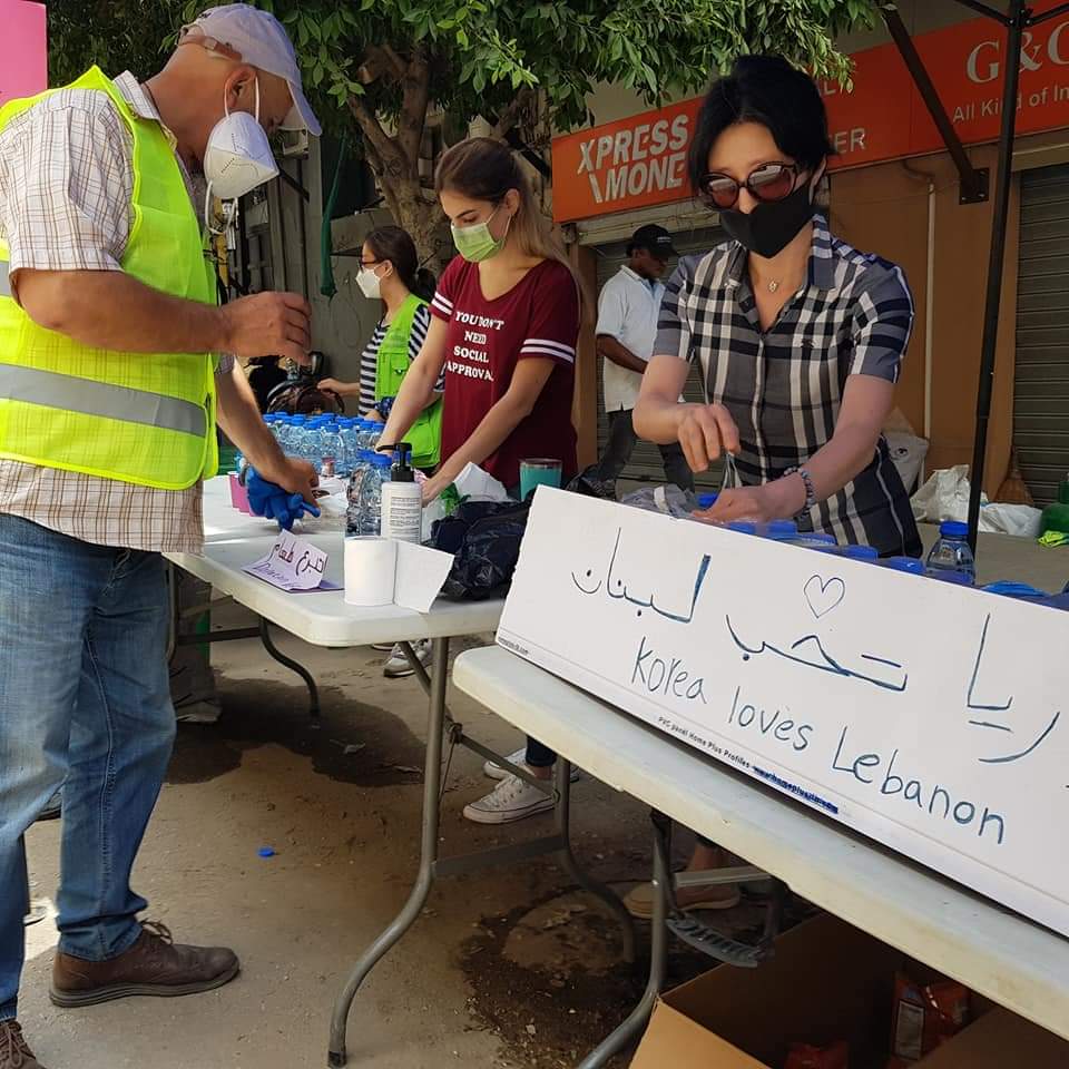 LKE_Official's tweet photo. Mr. Cho is distributing water, food, some medicines and more! Check his stand out and help out if you can!
Location of the Korean Stand:
Pasteur Street Gemmayze https://t.co/yWVWRAiDqd