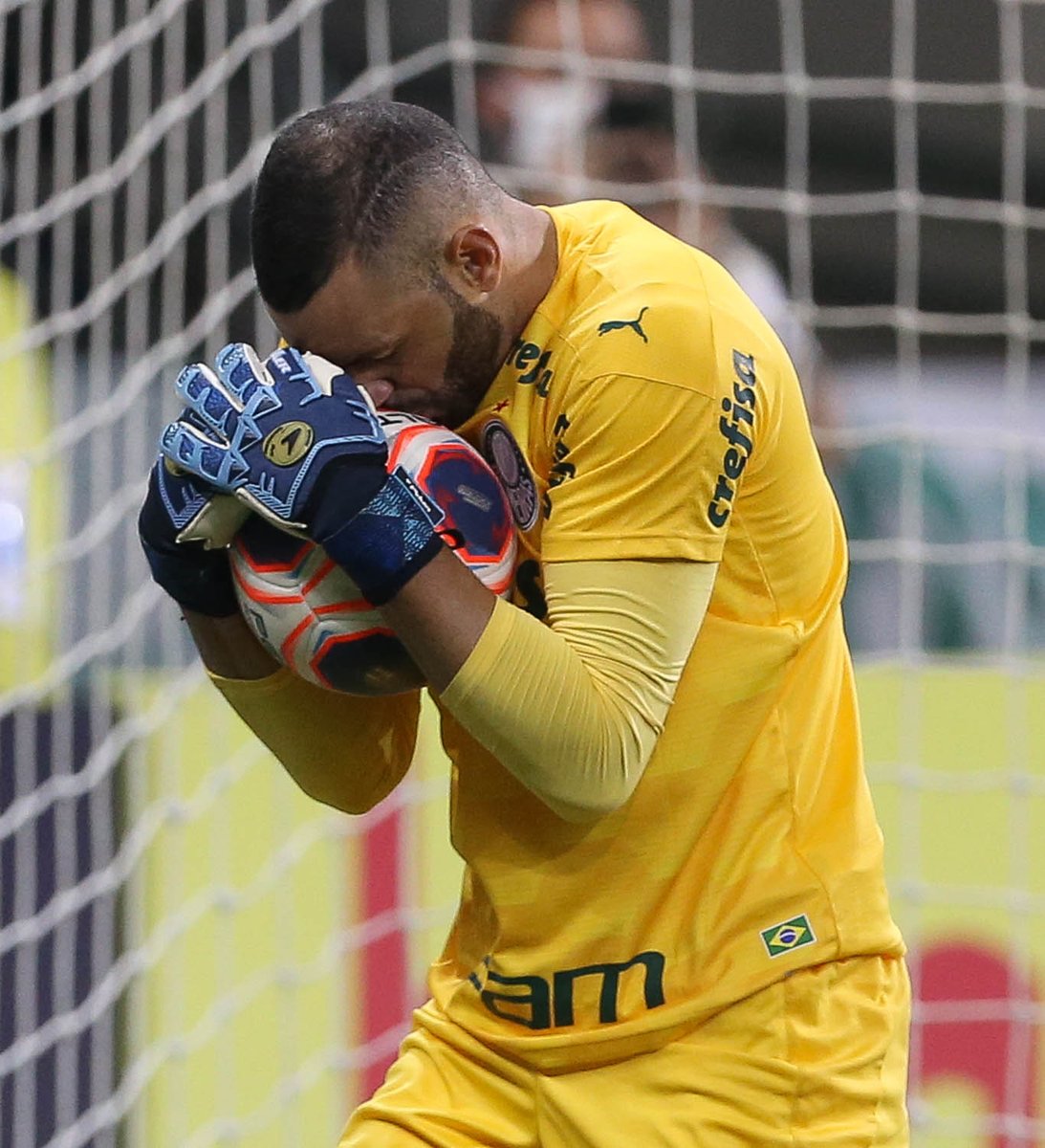 Palmeiras's tweet photo. No jogo de ida, fechou o gol. No de volta, pegou 2 pênaltis e foi fundamental para o título!

P-A-R-E-D-Ã-O! 🏆🧤

#DeFatoÉCampeão #AvantiPalestra https://t.co/J6rTHN8YhX