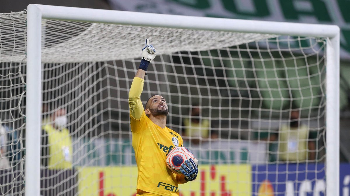 Palmeiras's tweet photo. No jogo de ida, fechou o gol. No de volta, pegou 2 pênaltis e foi fundamental para o título!

P-A-R-E-D-Ã-O! 🏆🧤

#DeFatoÉCampeão #AvantiPalestra https://t.co/J6rTHN8YhX