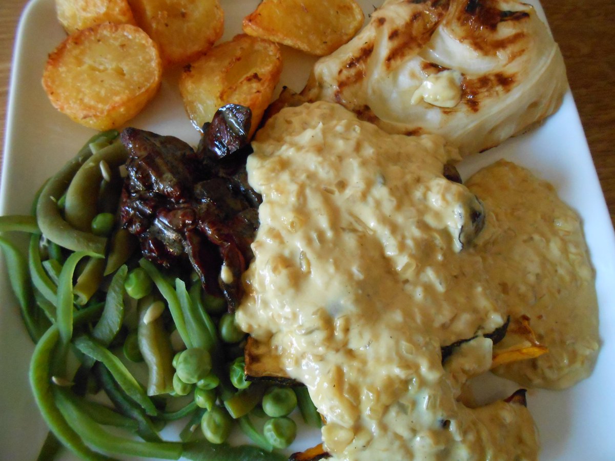 BbqBesties's tweet photo. A nod to trying different things on the #barbecue
Fresh Chicken livers basted with Rosemary and roast Garlic infused Beef dripping
Served with home grown veg
Bbq'd Cabbage
Secret white Onion gravy #homemade
#delicious #Goodfood #bbqlife #UKBBQ #BBQ #LetsBbq #TheGoodLife https://t.co/YLFoynBaKM