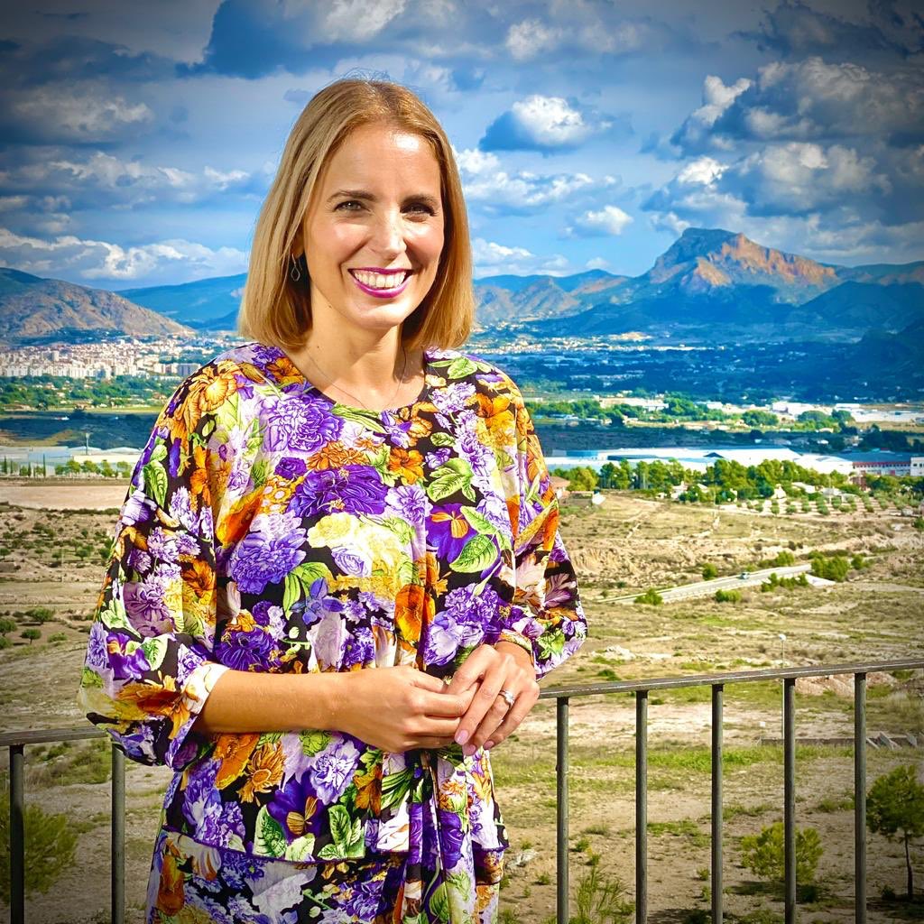 The moment you’ve been waiting for is almost here! Starting tomorrow at 4pm on <a href="/channel4/">Channel 4</a> we have 40 BRAND NEW episodes of <a href="/aplaceinthesun/">A Place in the Sun</a> 
We kick off (literally!) in the Costa Blanca with a budget of £150k! But why am I in the boxing ring? You’ll have to watch to find out! 🥊🤪