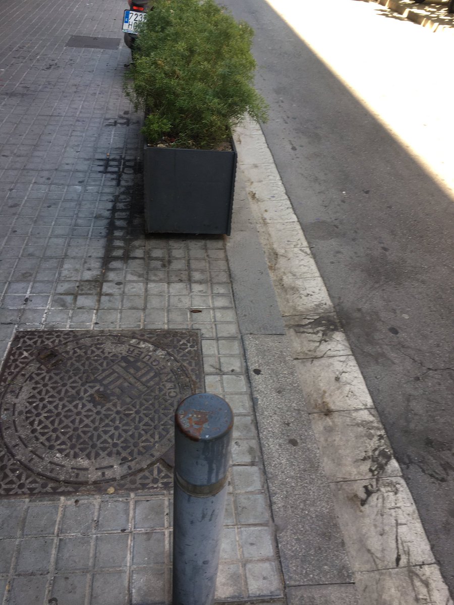 verdglauc's tweet photo. Apart d’això, que està molt bé, què tal si es renten millor els carrers???? Barcelona fa fàstic darrerament!! Les taques i brutícia d la foto son de dies i dies sense netejar....  @AdaColau @jaumecollboni #StopAda https://t.co/I32pCVH8nu