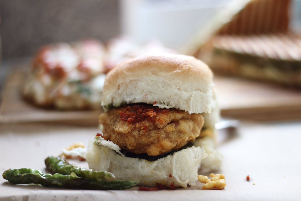 DsouzaDuo's tweet photo. @FoodFood our monsoon treat! #vadapav #MumbaiRains #FoodFood https://t.co/IYqds2YAz1