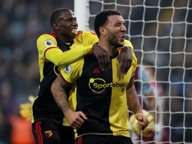 Samatta arrive trop tard pour jouer le match du lendemain, contre Watford. El Ghazi occupe de nouveau la pointe de l’attaque. Mais Watford ouvre le score avant la pause. Troy Deeney, Brummie et supporter assumé de Birmingham City, marque et chambre. 