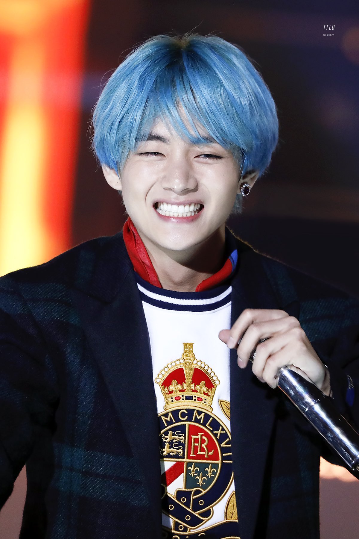 Bts V Uk If You Love Our Winter Bear Taehyung S Boxy Smile Then Reply With Kim Taehyung Precious Baby Bear With These Hashtags To Make Him Smile Even Brighter